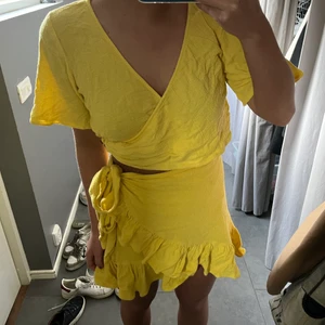 Gult sett - Säljer fett otroligt vackra settet från Zara som är helt slutsålt!  Säljer tröja och kjol tillsammans!