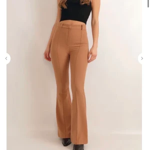 Kostymbyxor från bikbok - Säljer dessa jättefina kostymbyxor från bikbok i färgen beige/brunt, storlek 38/40. Formar kroppen jättebra och är i nyskick. Men de har tyvärr blivit för stora på mig😩 