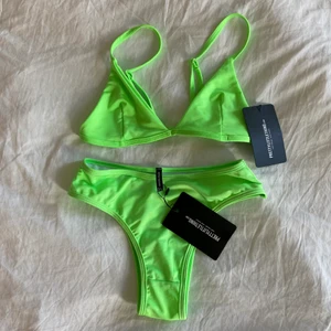Helt ny bikini - Helt ny bikini från PLT med lappar kvar. Säljs då den inte passar mig. Super fin neongrön färg❤️ Storlek 34❤️