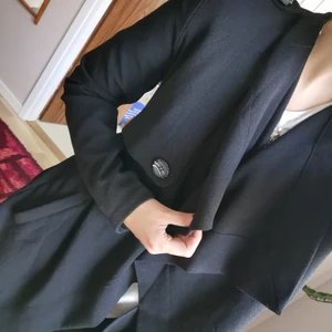 Kappa - Svart trenchcoat🌟 fickor på båda sidor och skärp i midjan! 200kr och då ingår frakten! 