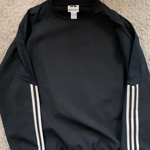 Palace/adidas traning top  - En sällsynt tröja i syntet matrial Palace och adidas samarbete 2015.  Den är i fint skick och har använts sparsamt. I storlek M.