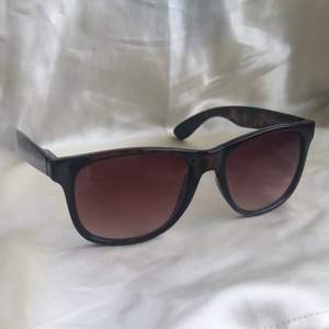 Fina bruna solglasögon i skölpaddsmönster, mycket bra skick.❤️❤️❤️