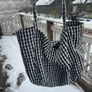 Totebag - Rymlig totebag från Mango. Knappt använd. Perfekt till sommaren/stranden. 