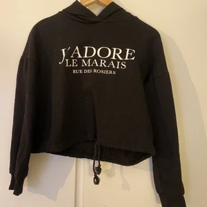 Ginatricot tjocktröja.  - En svart tjocktröja som är väldigt snygg. Detalj i form av text i vit. Används ett antal gånger. 🤩