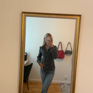 Jeans skjorta  - Så härlig svart jeans skjorta.