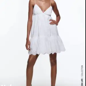 En super fin populär Zara klänning 💕som aldrig är använd med prislappen kvar. Frakten står man för själv💕