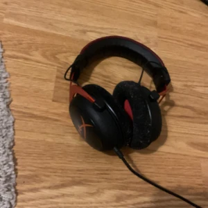 Hörlurar  - Hej! Jag tänker sälja detta par hörlurar, märke hyper bra Skick, säljer den för 100kr ny pris 599 men ha de så bra kom ihåg att mer information skriv till mig 