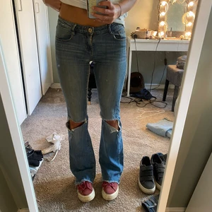 Lågmidjade bootcutjeans - Lågmidjade bootcut jeans från Cubus! Säljer då jag har många liknande :) De är väldigt sköna o snygga! Storlek 24 men jag har i alla mina andra jeans storlek 26 o dessa passar mig😊 Kan mötas upp i Stockholm eller så står köparen för frakt! 