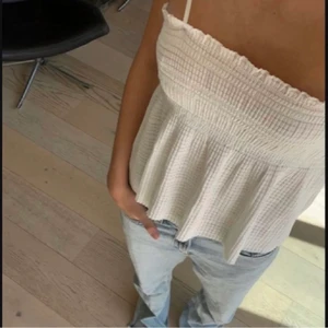 Mango topp - As snygg topp, skriv till mig för fler bilder eller frågor ❤️❤️ slut såld!! Storleken är m men sitter som en s -xs för att jag har syt upp banden lite❤️