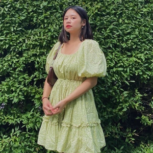 blommig & other stories klänning med puffärmar - Supersöt och skön sommarklänning från & other stories, säljs inte längre! Luftig och så lätt att röra sig i, passar till picknicks etc. Nypris 990kr. Storlek XS men passar S-M också eftersom den går att knyta i midjan!