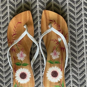 Jättefina Blommiga Träskor - Sjukt fina och somriga träskor med klack säljes!  På de vita banden är det paljetter och skorna är med en klack.  Perfekta att ha till stranden eller när man vill!