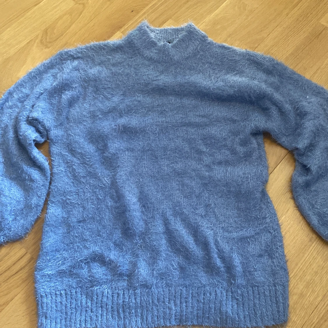 Stickad blå från Rut and circle