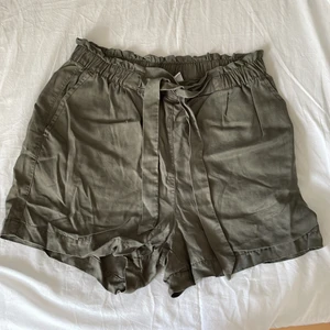 Militärgröna shorts hm - Militärgröna shorts från hm! Knappt använda. Storlek 42 men mer 40 i midjan. Frakt tillkommer