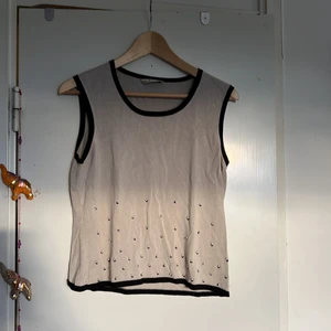 Gulligt linne - Säljer nu mitt gulliga linne köpt second hand! Den har små pärlor på sig och är såååå mjuk och härlig att ha på sig! Pris kan diskuteras och samfraktar gärna