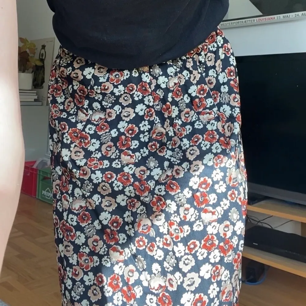 Intressekoll för en underbar blommig kjol som är justerbar i midjan och passar därför många storlekar. Jag är 1,68 lång och den når till golvet för mig. Köpt i en vintagebutik och jag tror att den är sydd av en privatperson. Kan både frakta+mötas💕 . Kjolar.