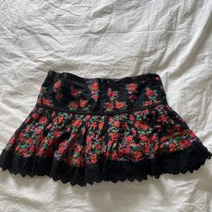 Säljer denna söt kjol från zara. Köpt från sellpy och är i bra skick! Skriv privat för fler bilder💙💙