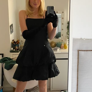 Cocktail klänning  - Säljer min super snygga cocktail klänning.🤗 Nypris 1500kr mitt pris 400kr. Köparen står för frakten 66kr📦