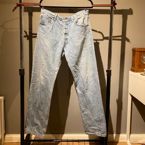 Levis 501 - Levis 501 vintage 34/33 Cond 9/10 400kr  Fitpic: bild 3 Jag är 177cm lång och bär byxorna med ett bälte runt midjan.