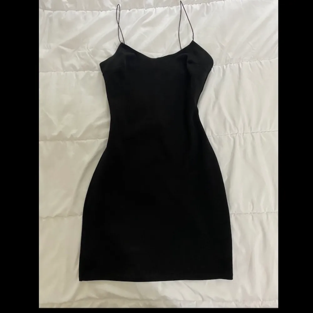 Kort svart klänning som kommer ifrån nelly. Den är i storlek xs. Har använts 1 gång!. Klänningar.