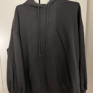 Hoodie - - har använts ett fåtal gånger  - mjukt material - något kort i ärmarna och jag har ändå relativt korta armar - OBS! jättestor i storlek, XS passar mig som har L!!! 