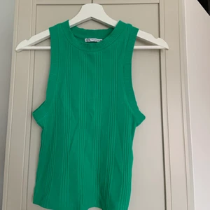 Topp - Grön zara topp/linne💚💕💕storlek xs, använd fåtal ggr så fint skick