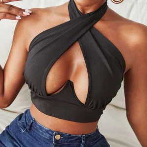 Topp storlek 38 oanvänd - Materialet på toppen känns som bikini/badkläder :) för liten för min byst som har 85D