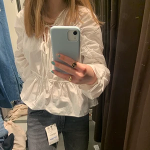 Blus - Såå fin blus/topp från zara! Endast använd 1 gång så nyskick & storlek Xs!