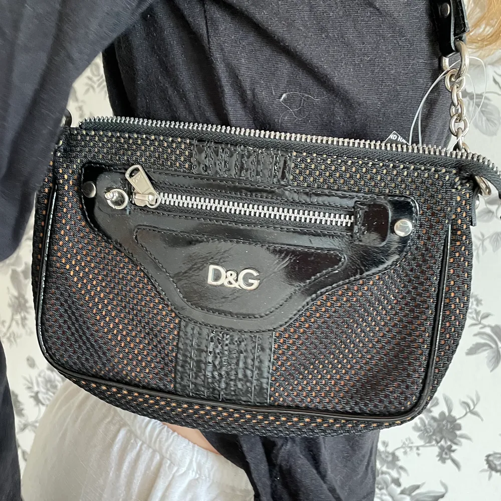 Handväska köpt på humana💖aldrig använt den själv och den ser ut att vara i väldigt bra skick! Antagligen en D&G kopia‼️ . Väskor.