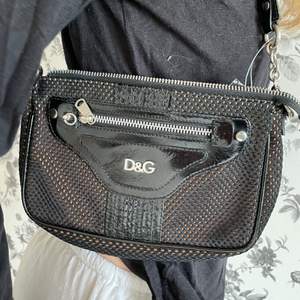 Handväska köpt på humana💖aldrig använt den själv och den ser ut att vara i väldigt bra skick! Antagligen en D&G kopia‼️ 