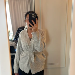 Kofta med band i midjan  - Köpt på Nakd, aldrig använd. 