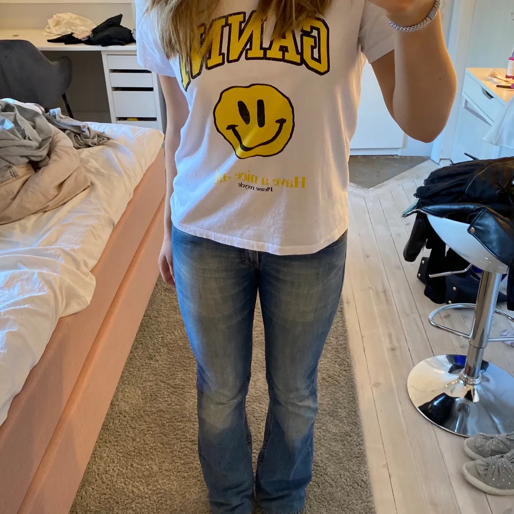 En helt oanvänd t shirt från ganni , slutsåld ❤️. T-shirts.