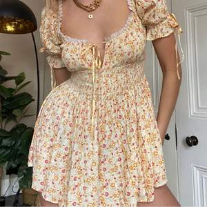 Snygg playsuit✨ som ser ut som en klänning perfekt i sommar i storlek xs från Urban Outfitters men slutsåld