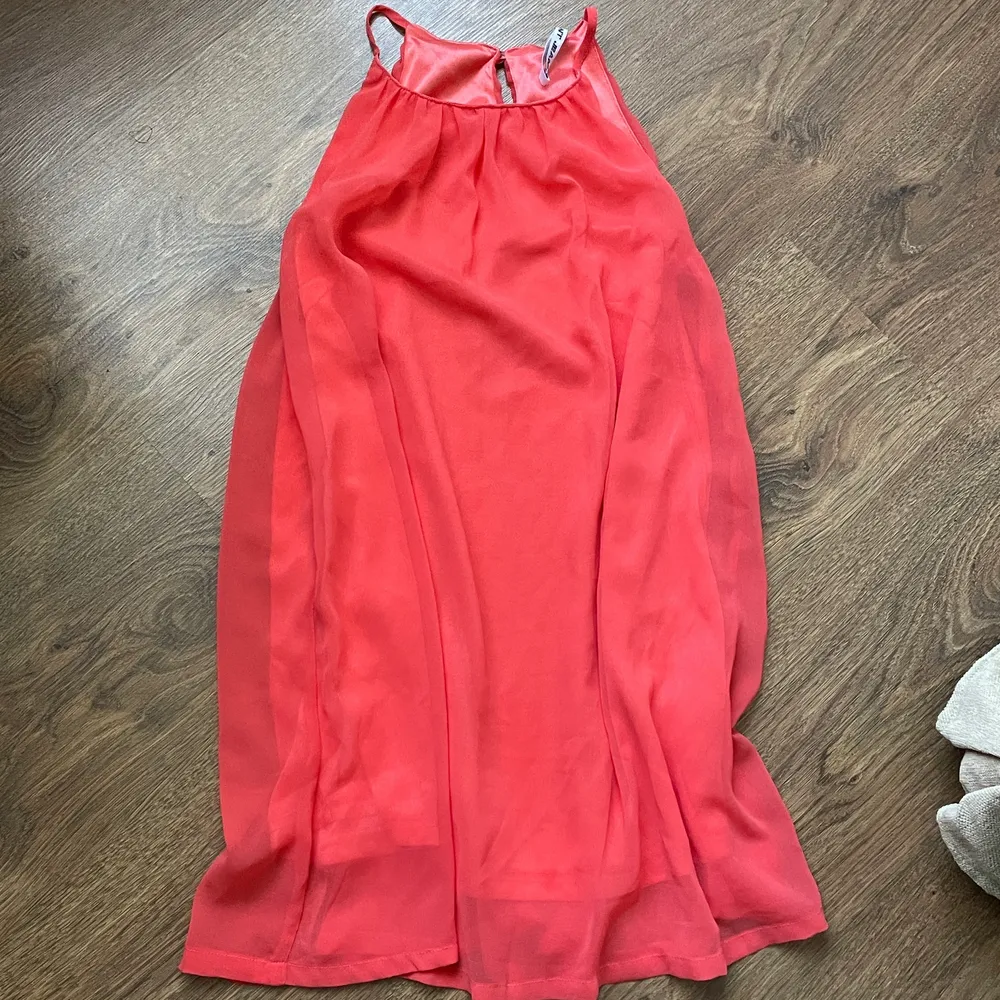 Snygg klänning i superfin färg. Den är ganska kort (jag är ca 166cm) men funkar om man har shorts under. Perfekt till sommaren, färgen är lite blandning utav rosa och orange skulle jag säga 🧡. Klänningar.