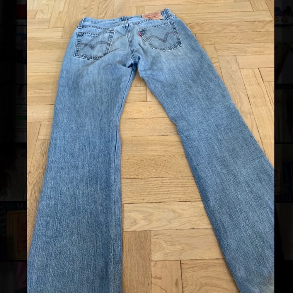 Snygga Levi’s jeans som är bootcut och low waist i bra skick, i storklek w30 L34, går bra att buda💕. Jeans & Byxor.