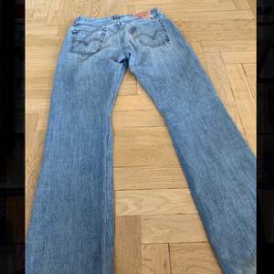 Snygga Levi’s jeans som är bootcut och low waist i bra skick, i storklek w30 L34, går bra att buda💕