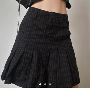 Mke het kritstrecks-randig kjol  - Skitfin y2k kjol men nice längd, sitter väldig bra ::)   Strlk: S-M 