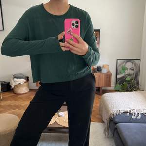 En grön långärmad tröja från Weekday i strl S! Sparsamt använd och i fint skick, bara en liten maska i tyget som gått upp (se bild 3) men inget man tänker på! 💚💚