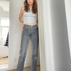Levis jeans grå - Fina Levis jeans köpta vintage. Är i fint skick! Passar en storlek 36. Frakt ingår ej. Innerbenslängd 74 cm, midjemått 75