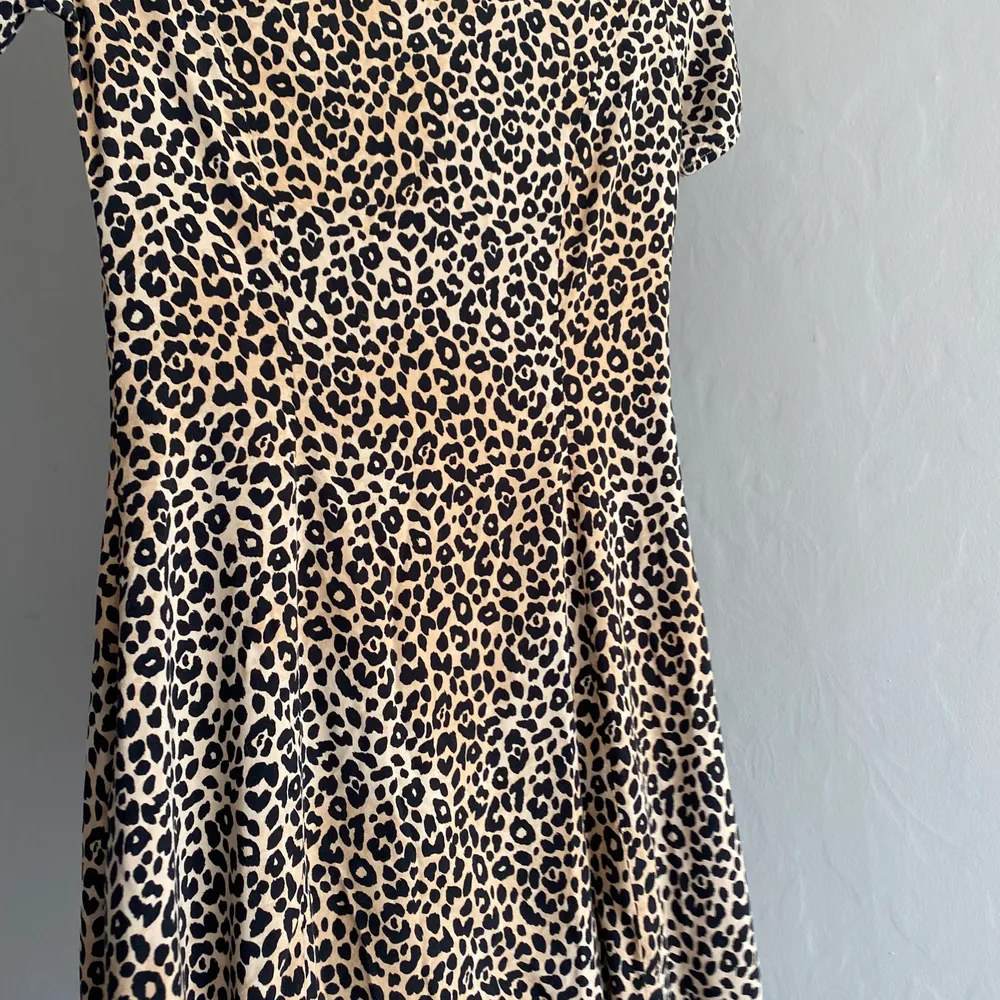 Superskön tunn leopardklänning från hm i storlek 36 som tyvärr har blivit för liten för mig. Klänningar.