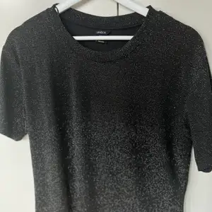 Glittrig top t-shirt i XS men lätt oversize. Knappt använd, säljs mot frakt eller hämtas i Falun. :)