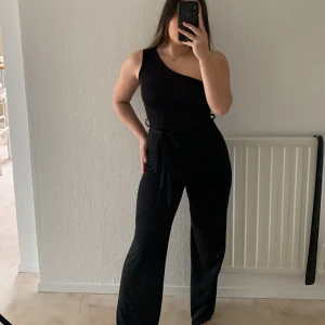 Jumpsuit  - Säljer nu en jätte snygg svart jumpsuit i storlek uk 8 vilket motsvarar storlek 36.  (Köpare står för frakt)💕