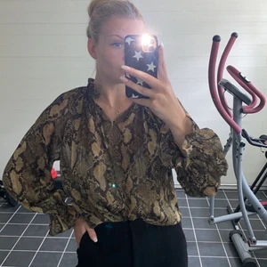 Blus - genomskynlig blus med ormönster, använd ett fåtal gånger!!❤️