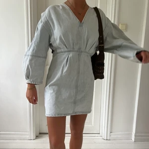 Jeansklänning från zara - Ljusblå jeansklänning från zara, supersnygg till sommaren. Använd en gång endast. Storlek S. Köparen står för frakten, hör av dig privat vid intresse🌸🌸