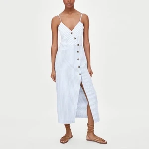 Zara randig klänning  - Blå och vit randig klänning från Zara. Perfekt för sommar.  Använd bara en gång så klänning är nästan som ny. Storlek: XS