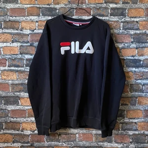 Svart FILA Sweater - En snygg svart fila tröja i fint skick. Inga slitage eller fläckar. Material: bomull. För fler bilder eller mått kontakta mig :) Frakt sker via PostNord spårbart 57 kr  💫