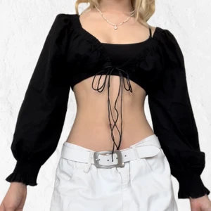 Princess Polly-croptop - Väldigt kort så rekommenderar inte till personer med större byst, men den är så söt och jättebra skick då jag knappt använt den!🤍