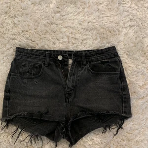 Short  - Säljer dessa fina jeansshorts som är köpte second hand, super fin passform och perfekt till sommaren! 