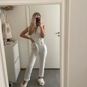 Jumpsuit ifrån mango - Super gullig jumpsuit med knytning, använd ett par gånger