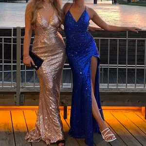 Blå balklänning - Balklänning från helenasboutique.se som är använd 1 gång, nypris 2500kr. XS strechig, passar mig som är stl S. Klänningen är slutsåld överallt, endast få sidor som har liknande klänning. OBS. Klänningen kan färga av sig lite grann (DM för fler bilder) 🤍 