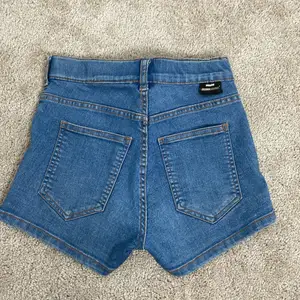 Jeans shorts i bra skick med hög midjade och korta ner till